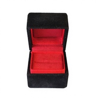 Boîte à bijoux en daim floqué, doublure en velours rouge, logo personnalisé, boîte à bijoux carrée pour la présentation de bagues de fiançailles et de mariage, cadeau