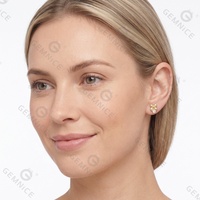 Boucles d'oreilles clous Gemnel en laiton plaqué or 18 carats et rhodium, zircon cubique, motif petite marguerite minimaliste pour femme