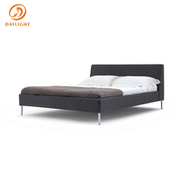Lit plateforme moderne à profil bas, capitonné en tissu imitation lin marron avec pieds en métal pour chambre à coucher et maison minimaliste