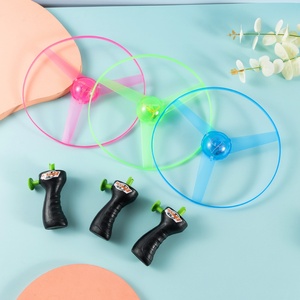 ของเล่นจานบินพลาสติกแบบดึงเชือกหมุนได้ มีไฟ LED กระพริบ สำหรับเด็ก เล่นกลางแจ้งยอดนิยม - Product Image 5