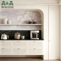 Buffet mural intégré sur mesure au design arqué avec tiroirs cannelés et texture pierre pour projet de villa