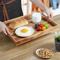 Plateau en bois d'acacia de 17 pouces avec poignées. Polyvalent pour le salon, la chambre à coucher, la cuisine. Parfait pour le petit-déjeuner, le café et la décoration.