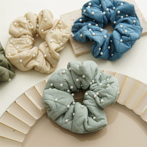 Elastici per capelli personalizzati di alta qualità con fascia per capelli di perle eleganti con Design in tessuto materiale per abbigliamento da ragazza e elastici in gomma - Product Image 3