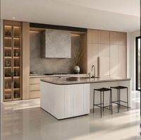 Ensemble d'armoires de cuisine modernes sans poignées avec îlot cannelé incurvé et vitrine en verre pour projets de villas de luxe