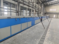 Ligne de vulcanisation à micro-ondes à haut rendement pour l'extrusion et le durcissement de bandes d'étanchéité en caoutchouc mousse EPDM