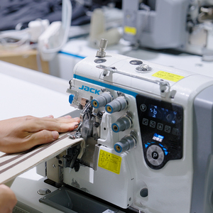 Máquina <span class=keywords><strong>de</strong></span> <span class=keywords><strong>Coser</strong></span> Overlock Totalmente Automática Jack C7, Nuevo Modelo, Cuatro Hilos, Cinco Hilos, <span class=keywords><strong>Industrial</strong></span>, Doméstica, Computarizada, con Motor - Product Image 1