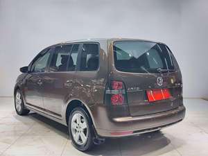 Volkswagen <span class=keywords><strong>Touran</strong></span> 1.4T SUV 5 places à traction avant avec toit ouvrant panoramique, sièges en cuir clair, <span class=keywords><strong>pneus</strong></span> R19, conduite à gauche, voitures en provenance de Chine, modèle 2013 - Product Image 2