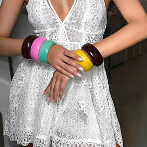 Exagéré 34mm Largeur Acrylique Bracelet Personnalisé Gelée Couleur Cambered Surface Ronde Résine Chunky Bracelets Bracelets pour Femmes - Product Image 3