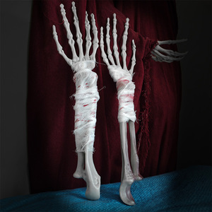 Décoration d'Halloween bras de squelette 9x41cm, accessoire en plastique enveloppé de bandage, pour maison hantée intérieure, jouet de scène, lot de 2 - Product Image 4