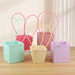 Bolsa de Mano Portátil con Estampado de Macaron, Diseño Floral, de Alta Gama, Impermeable, con Cuadros de Diamantes, Blanca, de Cartón, Cuadrada, Rectangular, Artística - Product Image 1