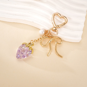 Mini porte-clés en résine 3D en forme de fraise, orné de perles et d'un nœud, couleurs violet, rose, rouge, accessoire de mode mignon pour sacs de filles et pendentif de clés - Product Image 4