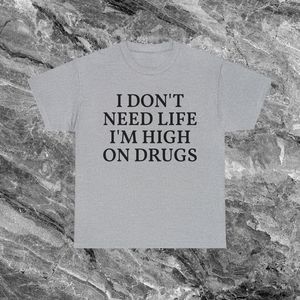 T-shirt unisex in cotone con scollo rotondo e maniche corte, con stampa divertente e sarcastica: "Non ho bisogno della vita, sono drogato a morte". - Product Image 1