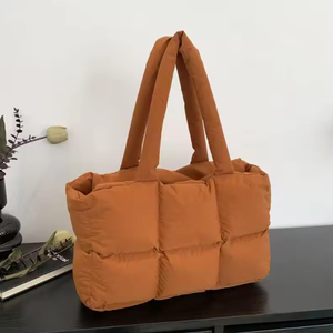 Sac à main en mousse douce et chaude de grande capacité personnalisé, doudoune d'hiver unie, sac de shopping moelleux à bandoulière unique - Product Image 4