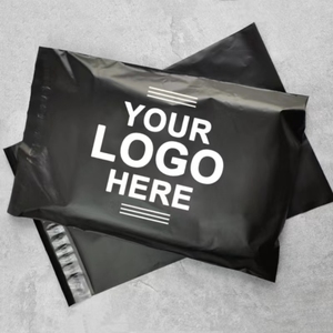 Sacs d'expédition noirs avec logo personnalisé enveloppe en poly pour poignée de vêtements sac de colis postal en plastique