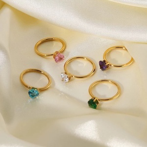 Anillo de Acero Inoxidable Moderno con Piedras Preciosas de Colores, Anillo de Diamantes con Engaste de Garra y Baño PVD para Mujer - Product Image 1