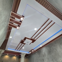 Échantillon gratuit Panneau de plafond classique en PVC haute brillance Faux bois Panneau de plafond en PVC Panneau de PVC bon marché pour plafond pour la décoration de la maison