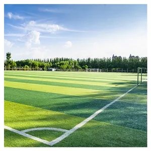 PP malzeme sentetik çim saha suni çim futbol sahası peyzaj futbol bahçe uygulaması için yeşil koyarak