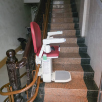 Monte-escalier incurvé pour la maison, structure en acier robuste à traction pour la sécurité et la commodité des personnes âgées
