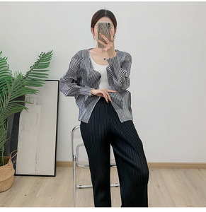 PY 2026 Nueva Colección, Top Miyake Plisado de Manga Larga, Talla Grande, Tejido Sólido, Ropa de Primavera para Mujer, Venta al Por Mayor - Product Image 6