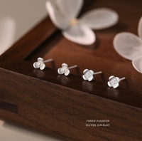 Personalisierte Nischen-Pflanzen-Blumen-Ohrringe Mattierte Blumen-Zirkon S925 Sterling Silber Ohrstecker YB-XY-1115
