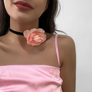 Collana Girocollo Vintage Creativa con Fiore di Rosa per Donne e Ragazze, Gioiello Gotico Fatto a Mano con Corda Larga in Velluto e Fiore in Tessuto Satinato per Feste - Product Image 5