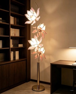 Lampadaire sculptural unique en forme de lotus, support métallique en forme de S, pétales en verre transparent-rose faits à la main, luminaire décoratif sur pied - Product Image 4