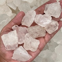 Vente en gros de pierres précieuses naturelles en quartz, sept chakras, graviers bruts de guérison, cristal de roche blanc transparent, pierres précieuses roulées, pierre de Reiki brute