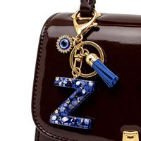 Porte-clés en résine bleue œil de diable avec pompon pour femmes, légers et créatifs, 26 lettres initiales anglaises, cadeaux d'affaires en gros