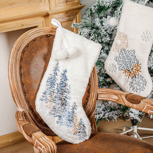 Calcetines Navideños de Lujo en Terciopelo con Puño de Piel Sintética, Árbol de Navidad y Copos de Nieve Bordados, Calcetín Navideño Personalizado - Product Image 3