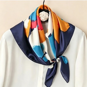 Maßgeschneiderter marineblauer Seidenschal mit abstrakten Pinselstrichen, 70 cm quadratisch, für professionelle Damenbekleidung - Product Image 1
