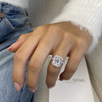 Bague de fiançailles en or massif 14 carats avec diamant de laboratoire 3,15 carats de poids total, taille émeraude VVS1 D-E, pierres latérales rondes baguette, bijoux fins