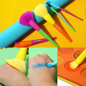 Set de 12 Brochas de Maquillaje Profesionales Veganas de Fibra Sintética con Mango Metálico en Colores Arcoíris, Estilos Abanico y Difuminado para Lápiz de Cejas - Product Image 3