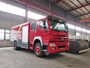 Camion de pompiers haute performance avec réservoir d'eau et pompe à incendie pour les interventions d'urgence municipales et la lutte contre les incendies routiers - Product Image 4