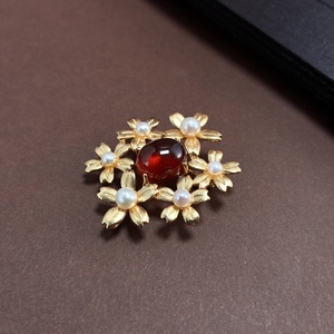 Broche Floral de Granate Natural y Perla de Agua Dulce, Broche de Lujo de Cobre Chapado en Oro de 18K - Product Image 2
