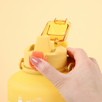 Bouteille d'eau dégradé de couleur 2022 hommes et femmes grande capacité 2000ml tasse portable bouteilles extérieures pour femmes