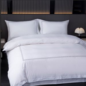 Juego de funda nórdica de algodón clásico bordado con marco de 2 líneas Kit de cama de cuatro piezas de lujo - Product Image 1