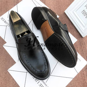 Mocasines formales de vestir para hombre - zapatos casuales de una pieza para ir al trabajo, con parte superior de cuero y grabados negros - Product Image 3