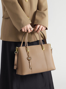 กระเป๋าโท้ทหนังแท้สุดหรูขายส่ง พร้อมปักโลโก้ กระเป๋าสะพายไหล่ผู้หญิง ความจุเยอะ กระเป๋าถือสำหรับสุภาพสตรีสำหรับใช้ในสำนักงาน - Product Image 4