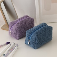 Pochette cosmétique de lavage rembourrée en peluche personnalisée doudoune matelassée pelucheuse trousse de maquillage en tissu éponge organisateur de brosse professionnelle
