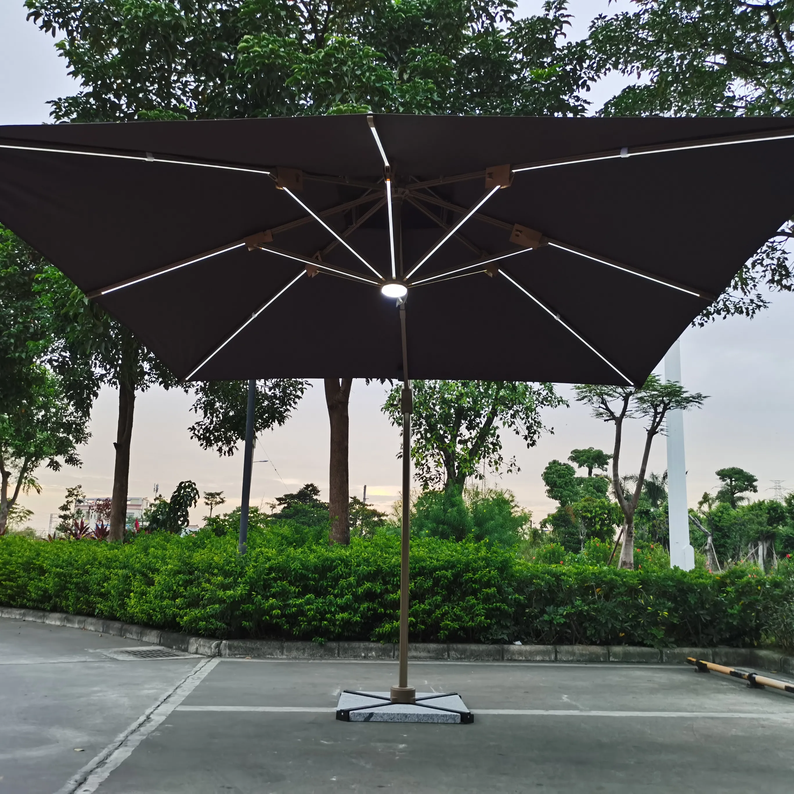 Diametro di 3m Patio Giardino di Energia solare Ha Condotto La Luce esterna ombrello ombrelloni Roma Ombrello Con La luce del Led