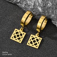 Anting-anting gantung bunga empat daun persegi berongga anti-korosi berlapis emas vintage tahan air grosir dari baja tahan karat 316l.