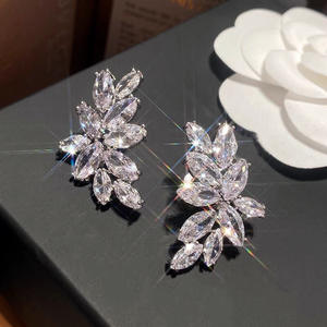 Orecchini a Perno E4637 in Oro Bianco con Fiore, Cristallo Taglio Marquise, Strass con Montatura a Griffe, Gioielli Classici da Sposa per Donna - Product Image 4