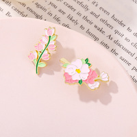 Vente en gros pas cher vêtements personnalisés logo plante mignonne fleur de lys violet teint couleur métal émail doux collier fleur épinglette