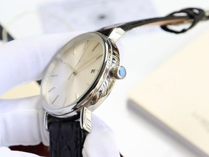 Montres de luxe étanches pour un usage professionnel et décontracté avec cadran argenté - Product Image 5