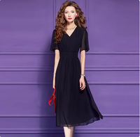 Robe blanche en satin à imprimé floral, style unique et tendance pour l'été, coupe ajustée, col en V, manches courtes, FMY63889