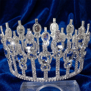 Corona da Regina Personalizzata con Medaglione Ovale, Pilastro Sovrapposto, Altezza Alternata, Strass in Vetro Sfaccettato, Fascia Circolare Completa - Product Image 5