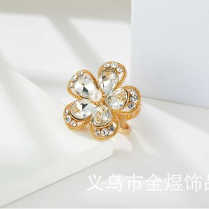 Hebilla de aleación con forma de flor dorada con perla y circonita cúbica para prendas de vestir, diseño retro otoño 2023 - Product Image 1