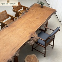 Grande table à manger en bois massif avec bord naturel |   Meubles de salle à manger rustiques faits à la main pour la maison et le bureau