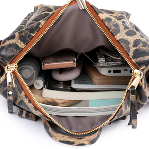 กระเป๋าเป้สะพายหลังของผู้หญิงความจุมากพิมพ์ลายเสือดาวกระเป๋าแฟชั่นแบบข้ามพรมแดนขายส่ง - Product Image 1