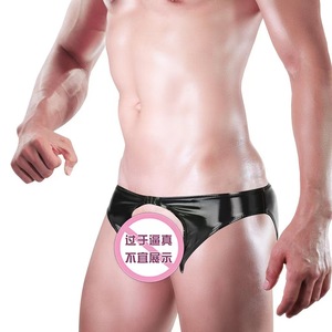 Slips sexy en similicuir pour homme, noirs, taille basse, avec découpes devant et derrière pour un look séduisant - Product Image 3